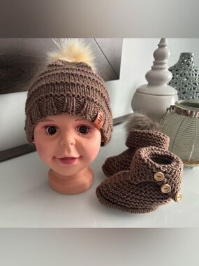 Brown Knit Pom Baby Beanie with Faux Fur Pom with booties set